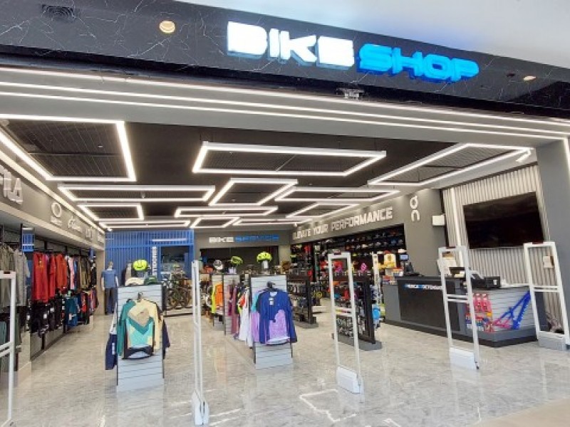 Renovación Vanguardista Tienda Bike Shop en el Mall Scala, Cumbayá