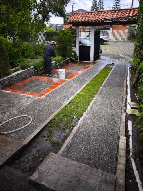 Limpieza Técnica de Pisos en el Patio de una Residencia en La Armenia, Quito, Ecuador